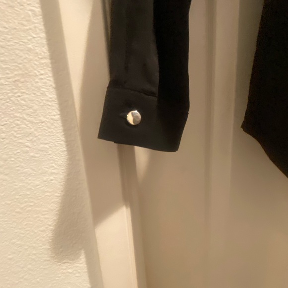 Jaclyn Smith, black blouse with Silvertone buttons - Picture 12 of 16